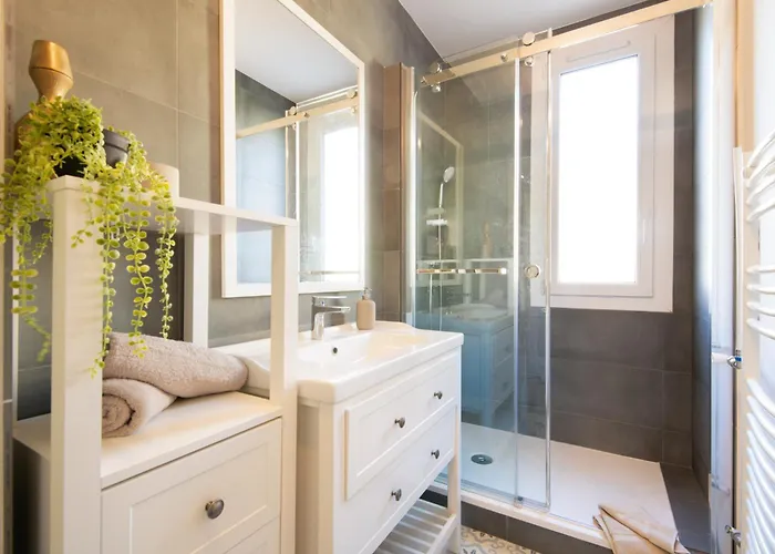 Апартаменти Chez Ambre Et Flo - Queen Size Clim Centre Parking